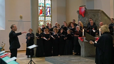 Benedikt Haag dirigiert den Amadeus-Chor Neuendettelsau beim Jubiläumskonzert zum 50-jährigen Bestehen. Wegen der Corona-Pandemie musste das Konzert um zwei Jahre verschoben werden und fand 2022 statt. (Foto: Elke Walter)