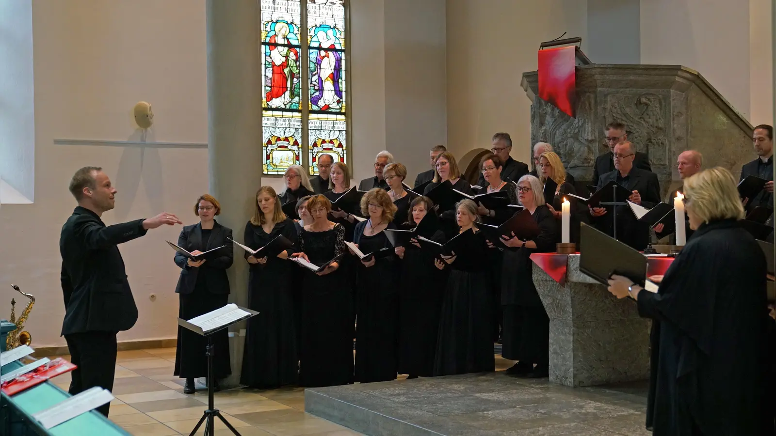 Benedikt Haag dirigiert den Amadeus-Chor Neuendettelsau beim Jubiläumskonzert zum 50-jährigen Bestehen. Wegen der Corona-Pandemie musste das Konzert um zwei Jahre verschoben werden und fand 2022 statt. (Foto: Elke Walter)