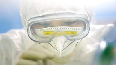 Eine medizinische Mitarbeiterin in einem Labor in Wuhan in der zentralchinesischen Provinz Hubei. (Foto: Cheng Min/XinHua/dpa)