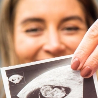 Eines der wichtigsten Fotos im Leben: Das erste (und auch zweite und dritte) Ultraschallbild ist für werdende Eltern meist etwas ganz Besonderes.  (Foto: Christin Klose/dpa-tmn)