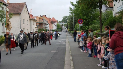 Bürgermeister Klaus Meier scherte beim Festzug kurz aus und begrüßte die Kinder des St. Johannes-Kindergartens. (Foto: Christa Frühwald)