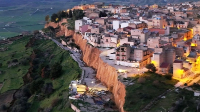 Nach schweren Unwettern droht in Niscemi ein Erdrutsch Teile eines Wohngebiets mitzureißen. (Foto: Alberto Lo Bianco/LaPresse via ZUMA Press/dpa)