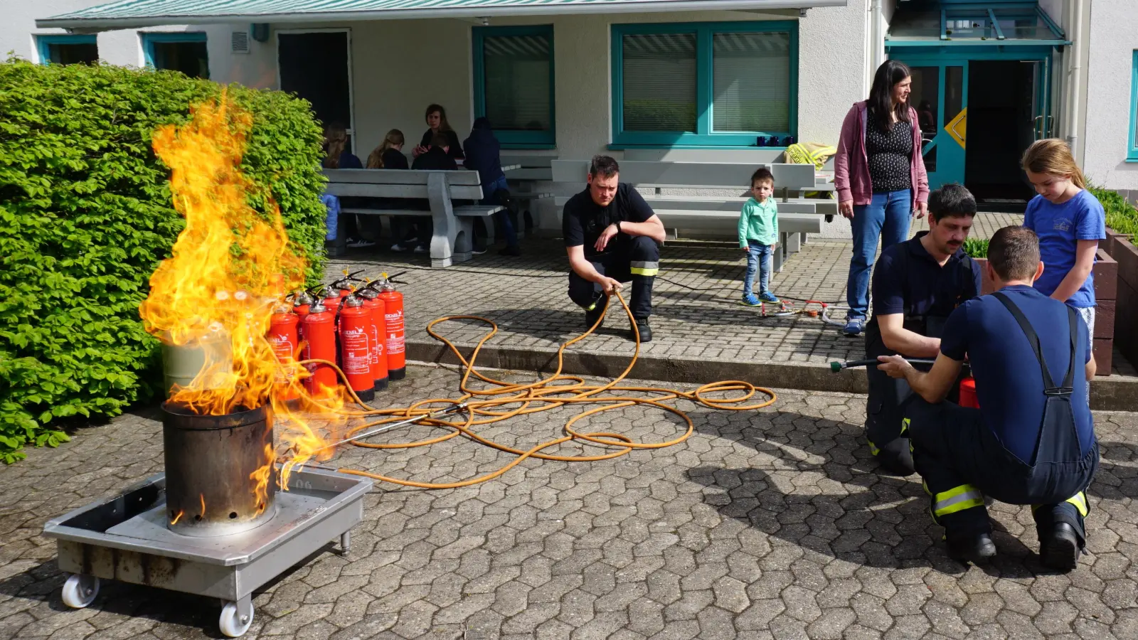 Hoch schlagen die Flammen aus dem Feuertopf. (Foto: Andrea Walke)