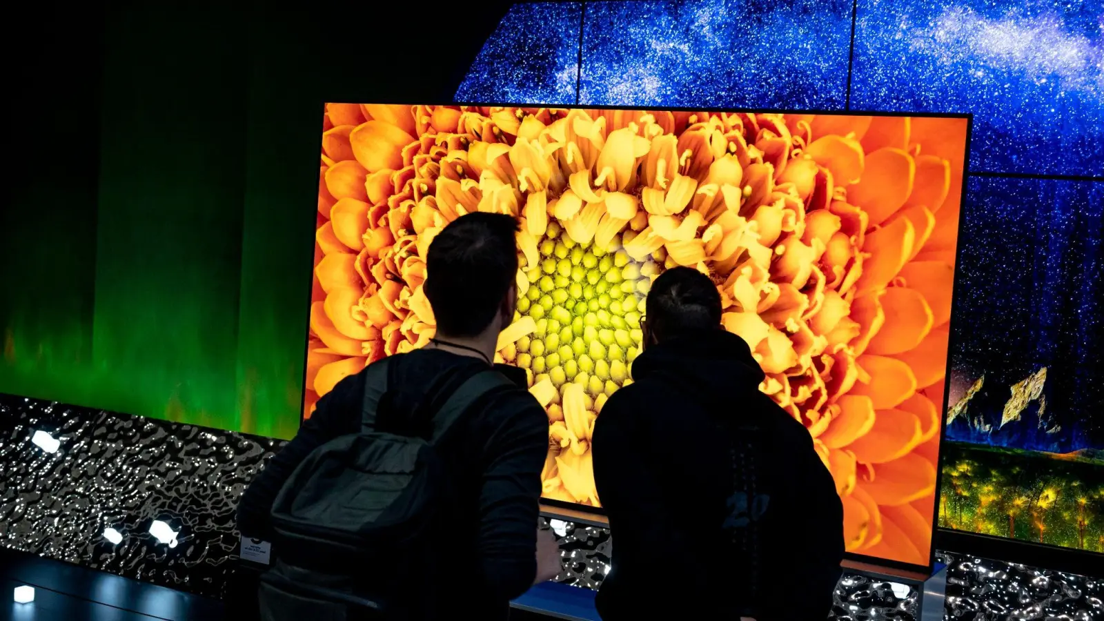 Besucher auf der Elektronikmesse IFA vor neuen TV-Geräten auf dem Stand eines Herstellers. (Foto: Fabian Sommer/dpa)