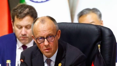 Keine erzwungene Kapitulation: Der französische Präsident Emmanuel Macron und Kanzler Friedrich Merz wollen versuchen, das Schlimmste zu verhindern. (Foto: Thomas Mukoya/Pool Reuters/AP/dpa)