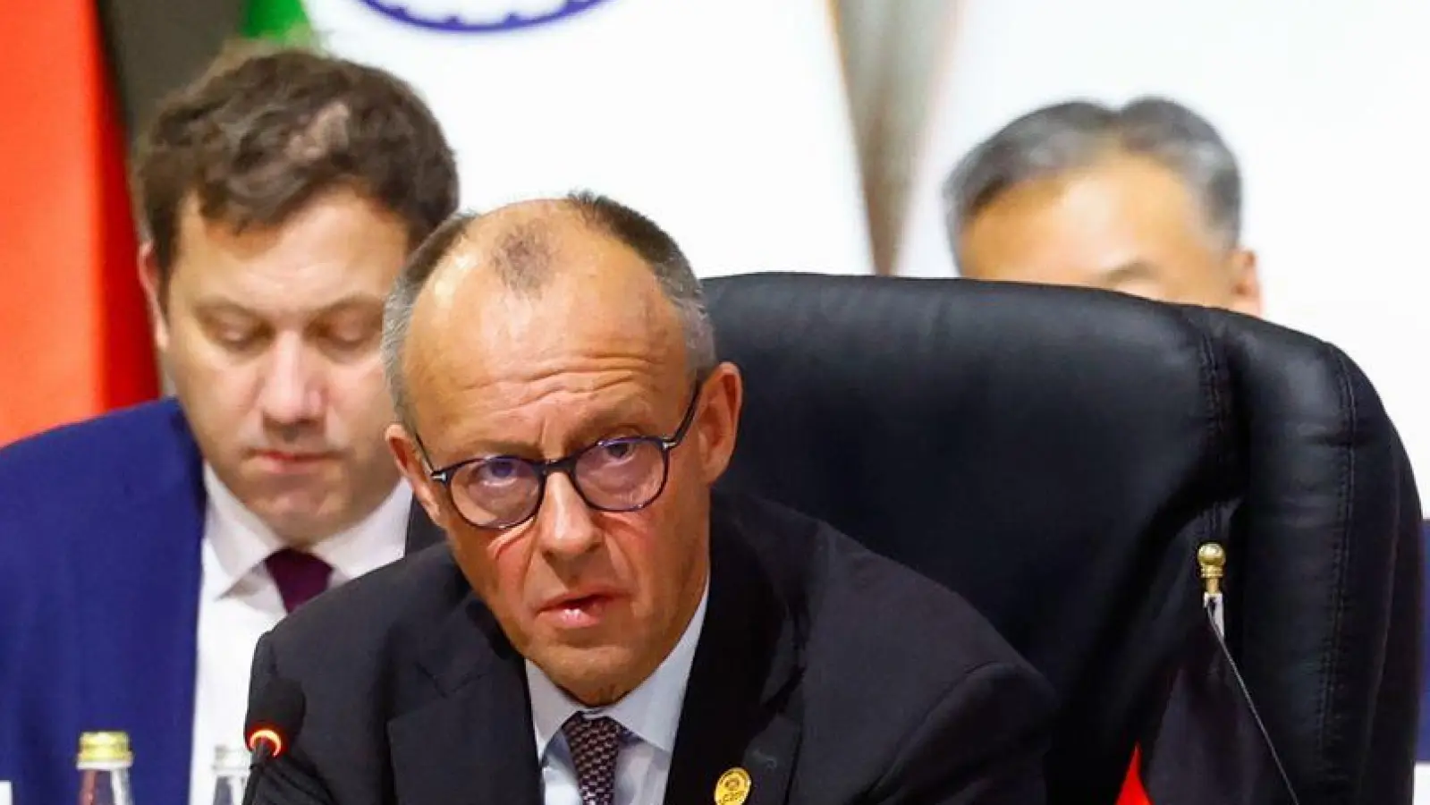 Keine erzwungene Kapitulation: Der französische Präsident Emmanuel Macron und Kanzler Friedrich Merz wollen versuchen, das Schlimmste zu verhindern. (Foto: Thomas Mukoya/Pool Reuters/AP/dpa)