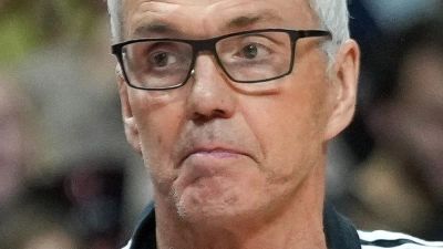 Gordon Herbert und die Bayern-Basketballer feiern einen wichtigen Sieg in der Euroleague. (Foto: Soeren Stache/dpa)