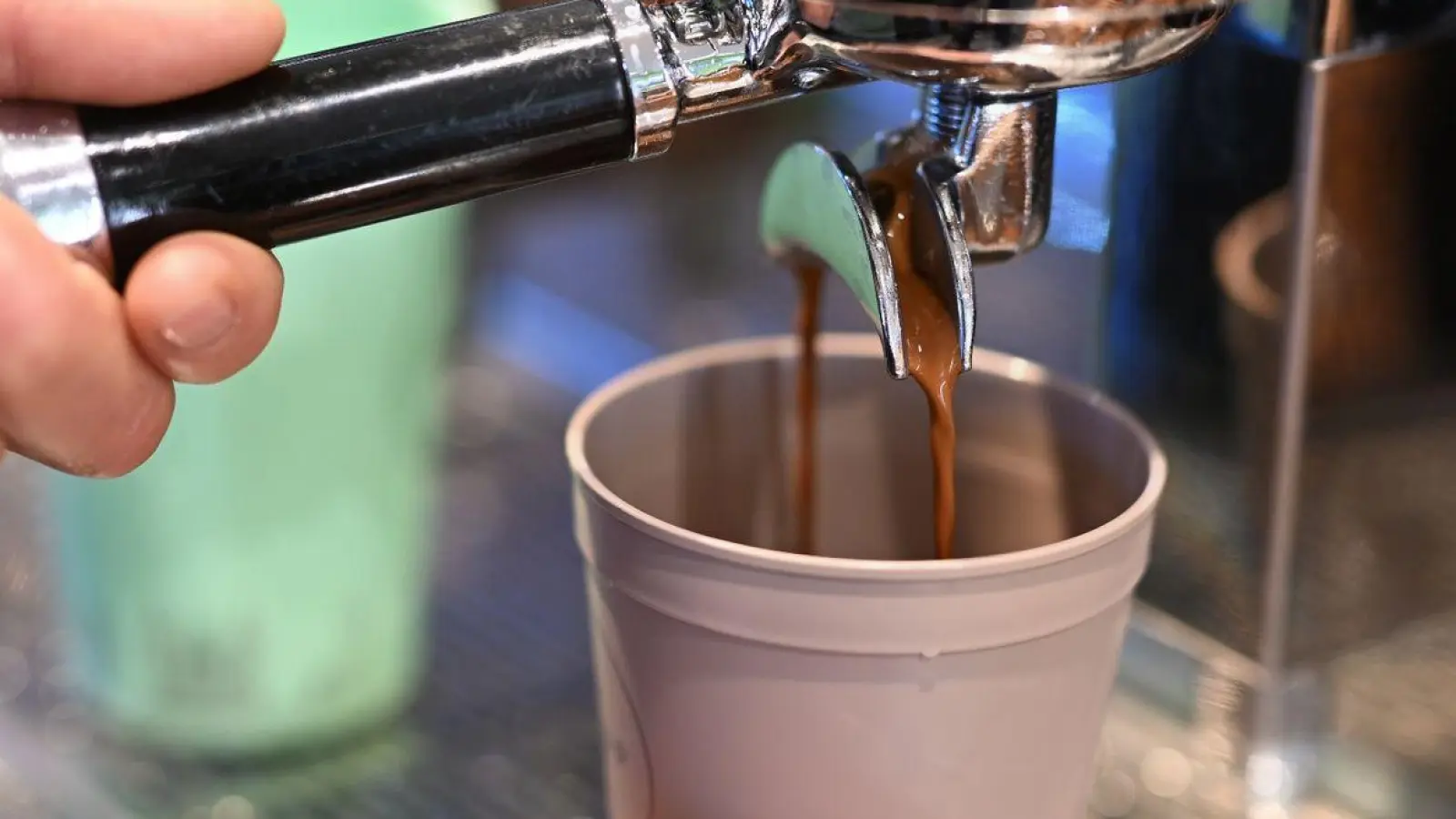 Mehrweg-Becher zum Mitnehmen sind die umweltfreundlichere Alternative für den Kaffee unterwegs. (Foto: Felix Kästle/dpa)