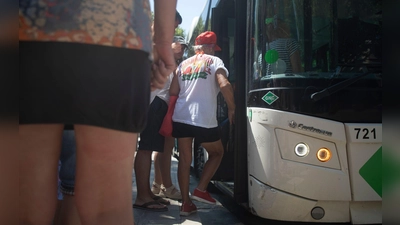 Busfahrten vom und zum Flughafen in Palma und im gesamten Stadtgebiet werden ab sofort billiger, wenn man mit Karte bezahlt. (Foto: Clara Margais/dpa)