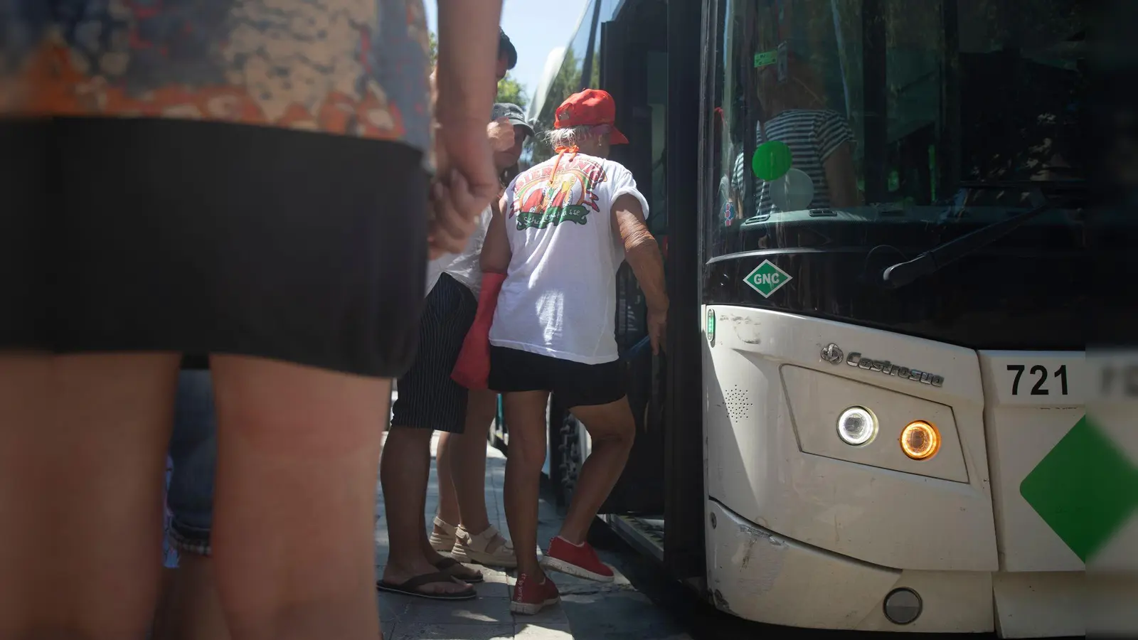 Busfahrten vom und zum Flughafen in Palma und im gesamten Stadtgebiet werden ab sofort billiger, wenn man mit Karte bezahlt. (Foto: Clara Margais/dpa)