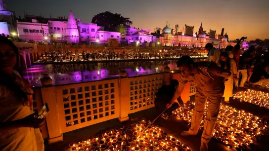 Mehrere Tausend Lichter wurden am Ufer des Saryu-Flusses angezündet, während Millionen von Menschen in ganz Asien das Lichterfest Diwali feiern. (Foto: Rajesh Kumar Singh/AP/dpa)