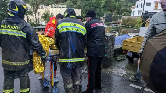 Auf der italienischen Insel Ischia sind nach einem schweren Unwetter und Erdrutschen mehrere Menschen als vermisst gemeldet worden. (Foto: Italian Carabinieri/XinHua/dpa)