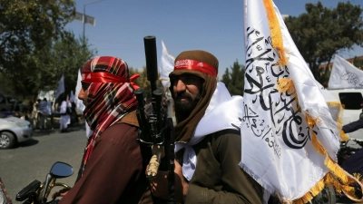 Taliban mit Fahnen während des zweiten Jahrestags ihrer Machtübernahme. Einem UN-Bericht zufolge haben die Taliban seither mehr als 200 ehemalige Regierungsanhänger außergerichtlich getötet. (Foto: Siddiqullah Alizai/AP/dpa)