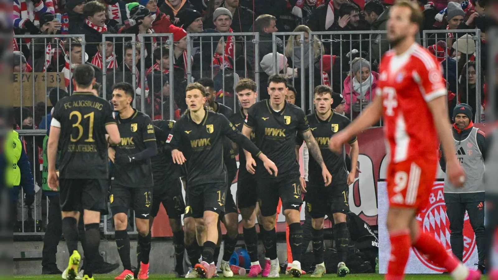 Freude beim FC Augsburg, Enttäuschung bei Harry Kane. (Foto: Peter Kneffel/dpa)