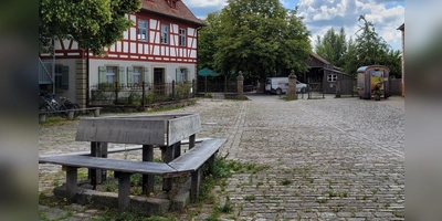 Eine Kronen-Kirchweih war vor dem Freilandmuseum angekündigt. Heuer findet diese wohl aber doch nicht statt, zumindest nicht als offizielle Bad Windsheimer Platzkirchweih. (Foto: Nina Daebel)