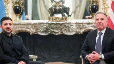 Die US-Vermittler Steve Witkoff und Jared Kushner reisen nach Worten des ukrainischen Präsidenten Wolodymyr Selenskyj am Sonntag nach Kiew. (Archivbild) (Foto: Thomas Padilla/AP/dpa)