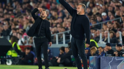 Hansi Flick erlebte einen gebrauchten Abend. (Foto: Joan Monfort/AP/dpa)