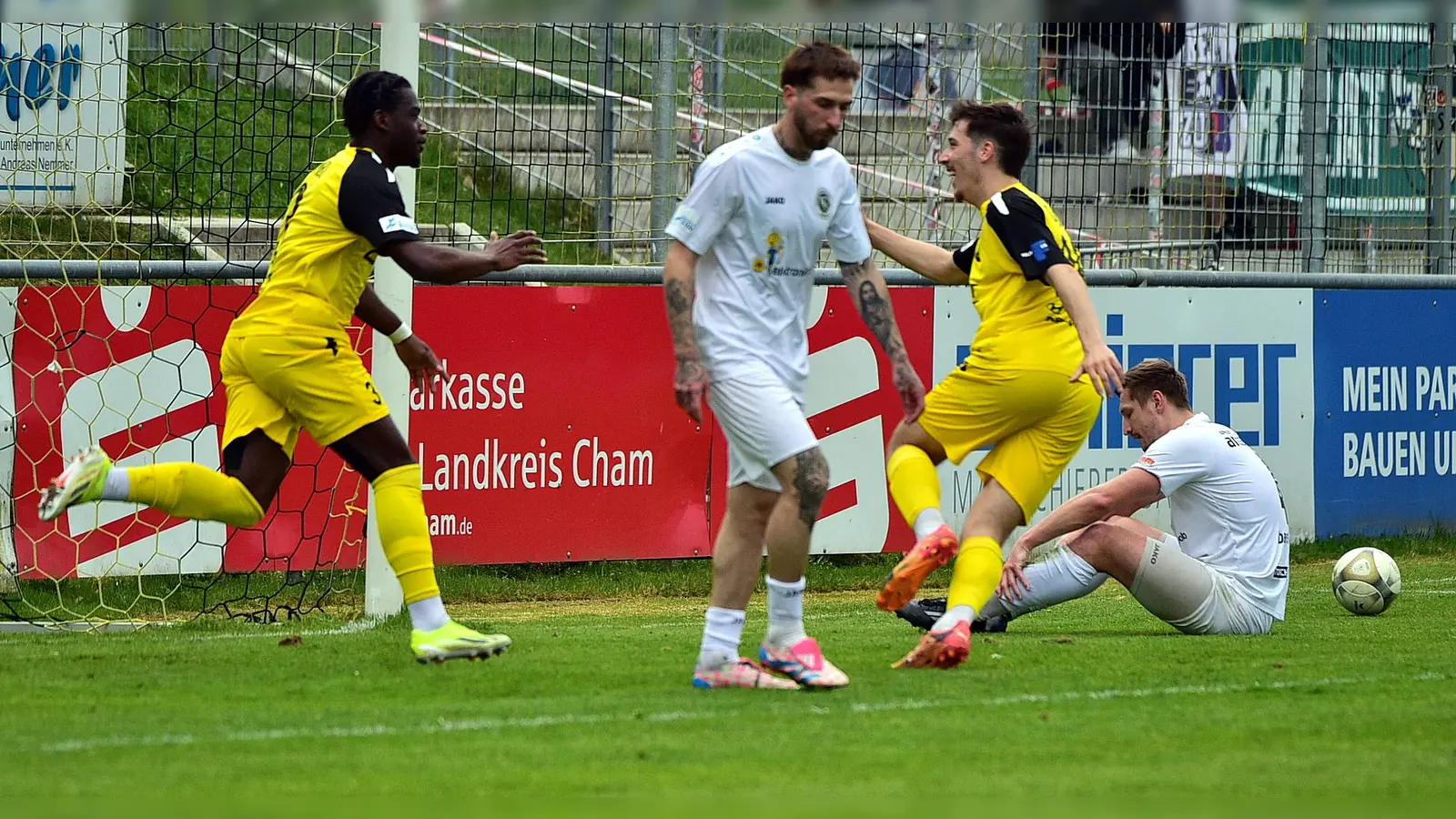 Der Vilzinger Torschütze Alexis Fambo (links) freut sich mit Erol Özbay, die Ansbacher Michael Belzner (Mitte) und Jonas Bayerlein (rechts) sind frustriert. (Foto: Dirk Meier)