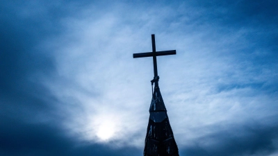 Menschen, die etwa von katholischen Priestern sexuell missbraucht wurden, können bei der Kirche Zahlungen beantragen. (Symbolbild) (Foto: Jens Büttner/dpa)