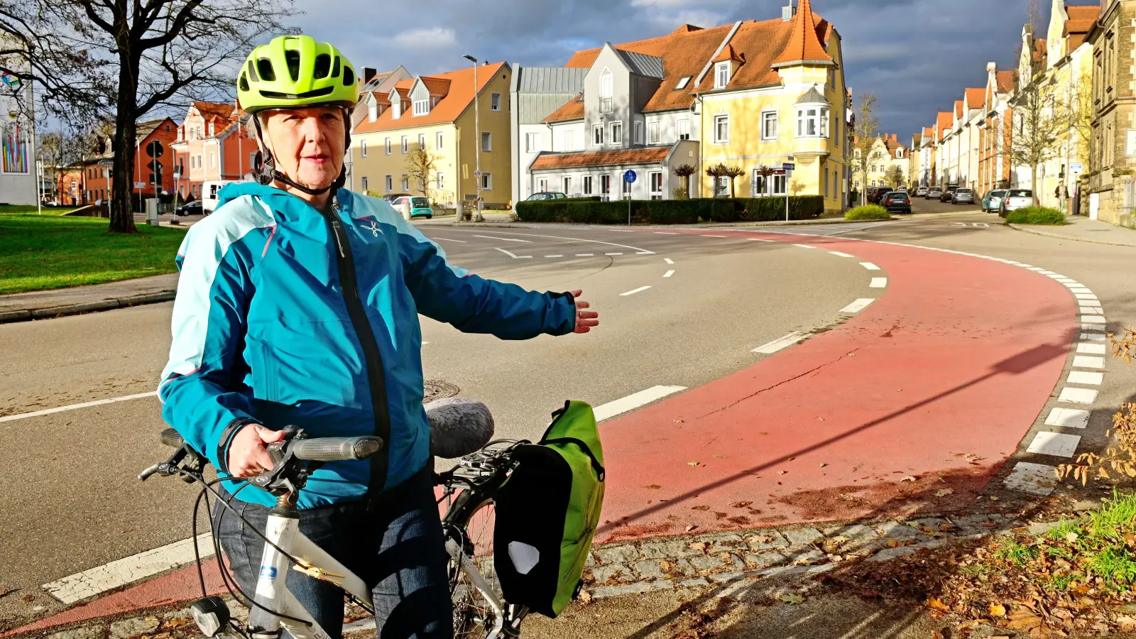 Die Vorsitzende des Vereins Carina, Sigrid Strobel, empfindet rote Fahrradwege als eine gute Lösung, um den Straßenverkehr zwischen Autos und Radfahrern zu regeln. (Foto: Jim Albright)