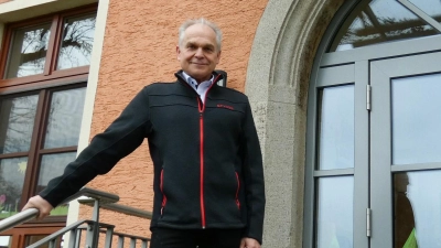 Johannes Schneider auf den Stufen des 1931 erbauten Rathauses von Adelshofen: Ende des Monats wird er seinen langjährigen Arbeitsplatz dort räumen. (Foto: Karl-Heinz Gisbertz)