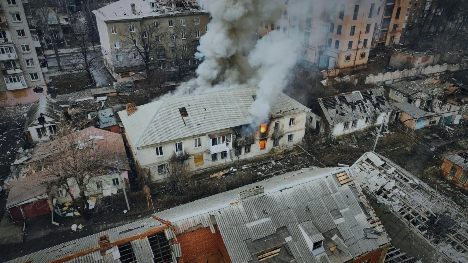 Rauch steigt aus einem brennenden Gebäude in einer Luftaufnahme von Bachmut auf, dem Ort schwerer Kämpfe mit russischen Truppen in der Region Donezk. (Foto: Libkos/AP/dpa)