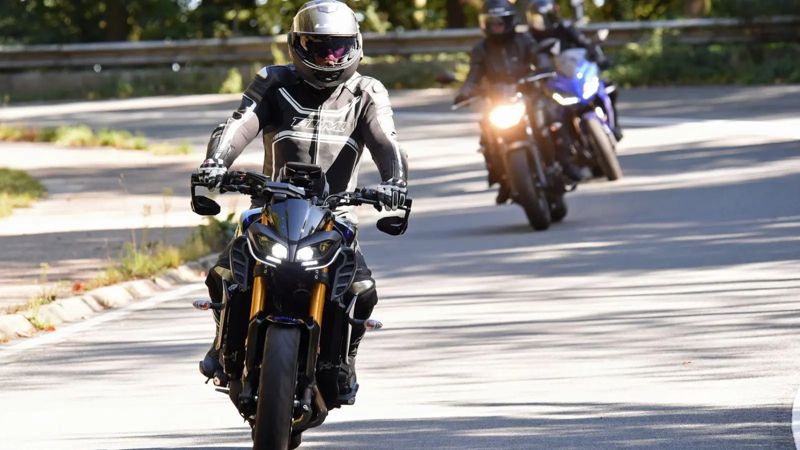 Sich untereinander zu längeren oder schnelleren Etappen anzustacheln oder sich innerhalb der Gruppe gegenseitig zu überholen, sollte bei der Motorradfahrt tabu sein. (Foto: Judith Michaelis/dpa-tmn)