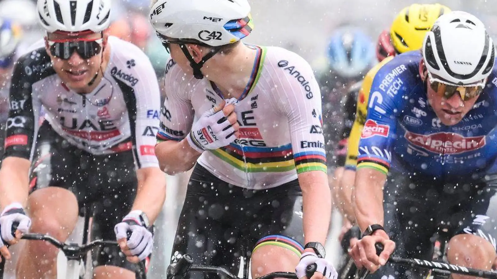 Pogacar (M) ließ sich auch vom Platzregen nicht stoppen. (Foto: David Pintens/Belga/dpa)
