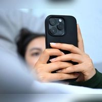 Bloß keine Vorwürfe: Eltern sollten bei problematischen Inhalten im Netz auf Aufklärung und einen offenen Austausch mit Jugendlichen setzen. (Foto: Elisa Schu/dpa/dpa-tmn)