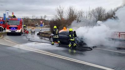 Ein Auto ist am Diespecker Kreisel auf der B8 in Brand geraten. (Foto: Rainer Weiskirchen)