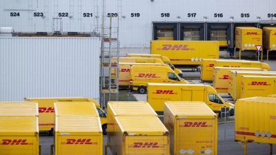 Container und Fahrzeuge mit dem Logo von DHL stehen am DHL-Paketzentrum. (Foto: Sven Hoppe/dpa/Archivbild)
