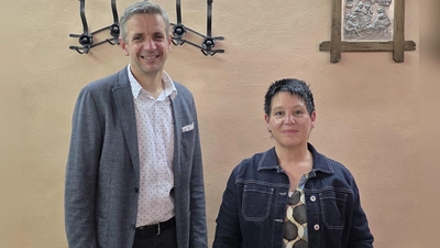 Das Bürgerforum in Merkendorf hat Amtsinhaber Stefan Bach als Bürgermeisterkandidat für Merkendorf nominiert. Vorsitzende Heike Bogenreuther freut sich mit ihm.  (Foto: Lea Bogenreuther )