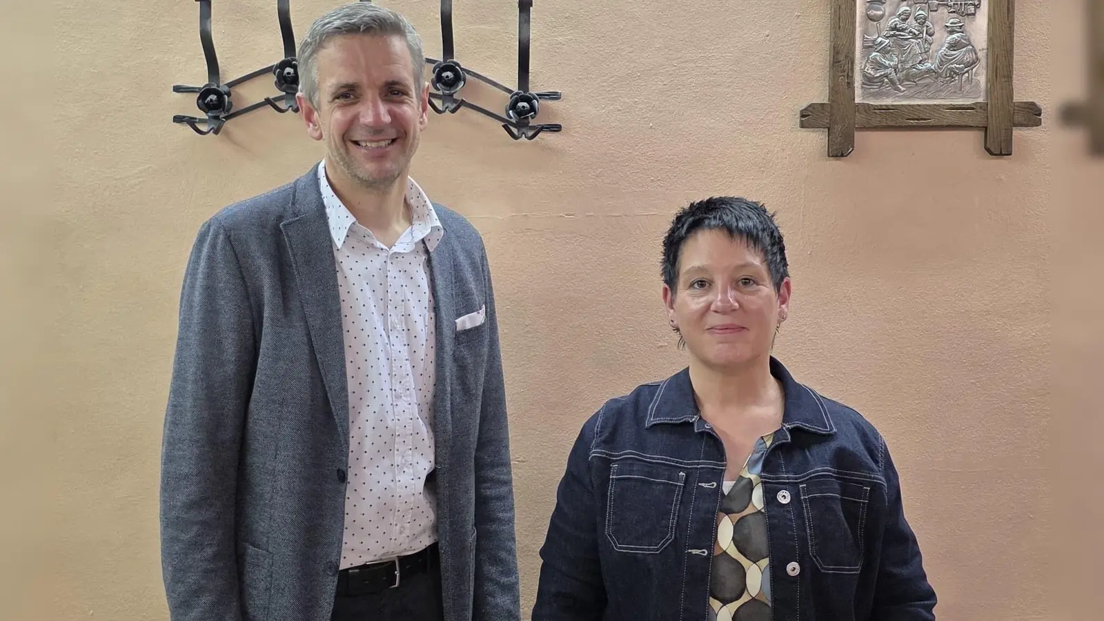 Das Bürgerforum in Merkendorf hat Amtsinhaber Stefan Bach als Bürgermeisterkandidat für Merkendorf nominiert. Vorsitzende Heike Bogenreuther freut sich mit ihm.  (Foto: Lea Bogenreuther )