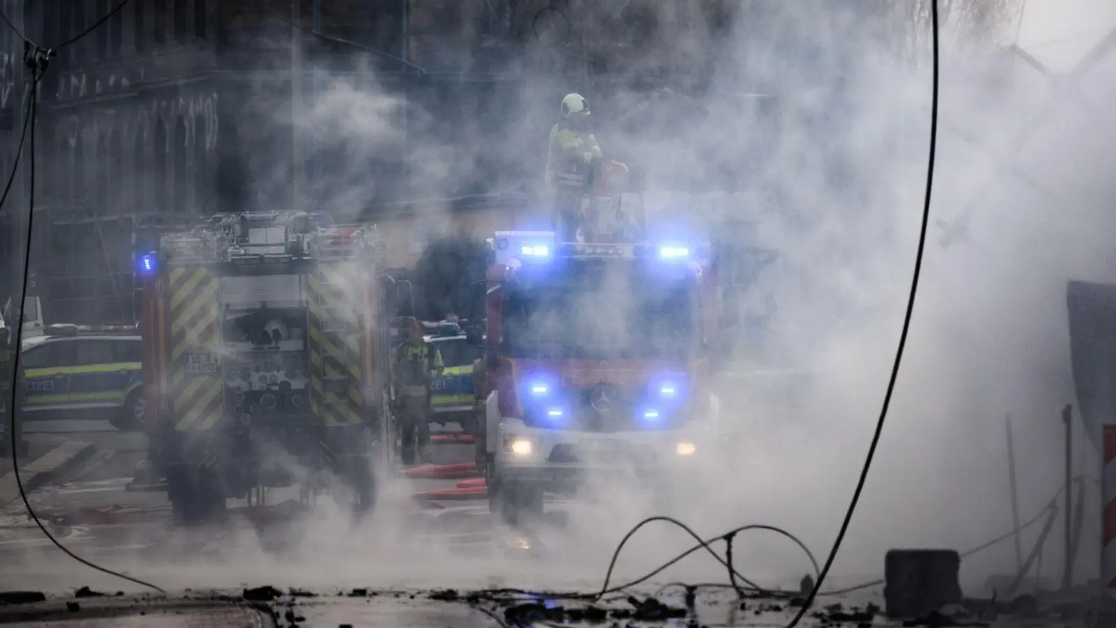 Feuerwehreinsatz wegen einer Gasexplosion in Dresden. Verletzte gab es nach Angaben der Feuerwehr nicht. (Foto: Robert Michael/dpa)