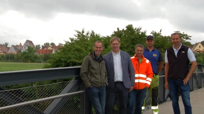 Freuten sich über den planmäßigen Abschluss des Brückenneubaus (von links): Oberbürgermeister Dr. Christoph Hammer, Ralf Buchinger von der Firma Ernst Hähnlein, Planer Konrad Diethei, Johannes Gaugler (Baufirma) und Martin Hemm vom Stadtbauamt. (Foto: Markus Weinzierl)