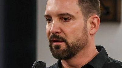 Der Rechtsanwalt Daniel Kuhlmann - hier bei einer Infoveranstaltung für Geschädigte - hat nach dem Gelsenkirchener Sparkassen-Einbruch nach eigenen Angaben erste Klagen gegen die Bank eingereicht. (Archivbild) (Foto: Christoph Reichwein/dpa)