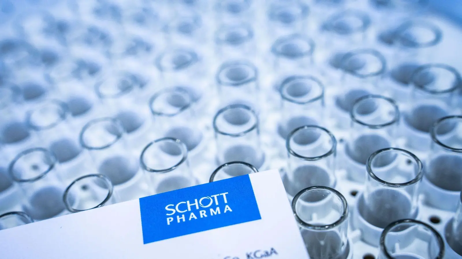 Ein Kästchen voller Karpulen von Schott Pharma stehen am Firmensitz auf einem Tisch. (Foto: Frank Rumpenhorst/dpa/Symbolbild)