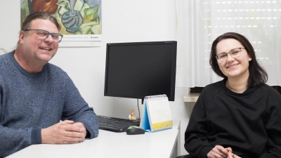 Dr. Klaus Wittich, Allgemeinarzt in Herrieden, hilft seiner Kollegin Olena Pavlova aus der Ukraine, damit sie in Deutschland als Ärztin arbeiten kann. (Foto: Heike Wittich)