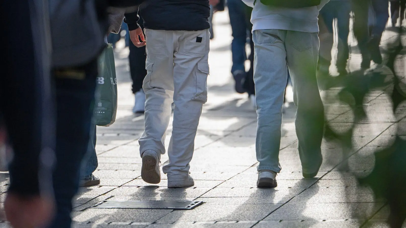 Junge Menschen wollen an diesem Samstag in vielen deutschen Städten auf die Straße gehen. (Symbolbild) (Foto: Helena Dolderer/dpa)
