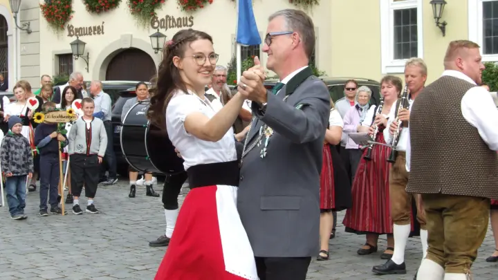 Anna Gögelein darf diesmal als Oberschützenliesel den Pflasterwalzer mit Bürgermeister Patrick Ruh tanzen. (Foto: Jasmin Kiendl)