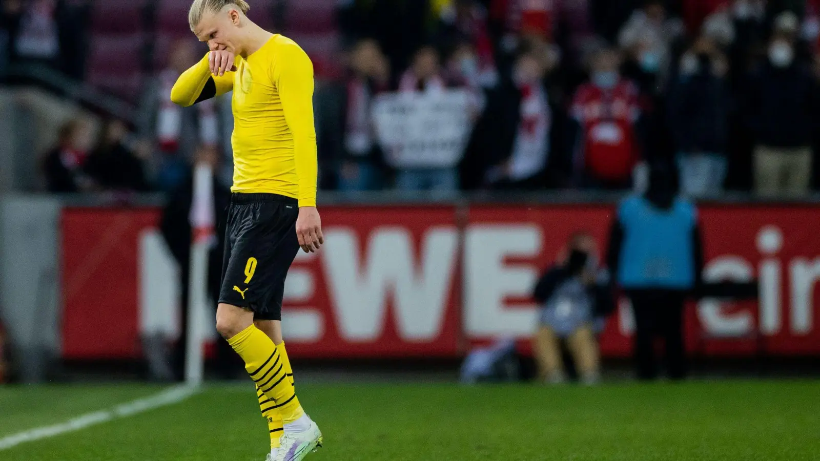 Der Einzige, der wohl noch an eine echte Titelchance für Borussia Dortmund geglaubt hatte: Erling Haaland verlässt den Platz. (Foto: Rolf Vennenbernd/dpa)