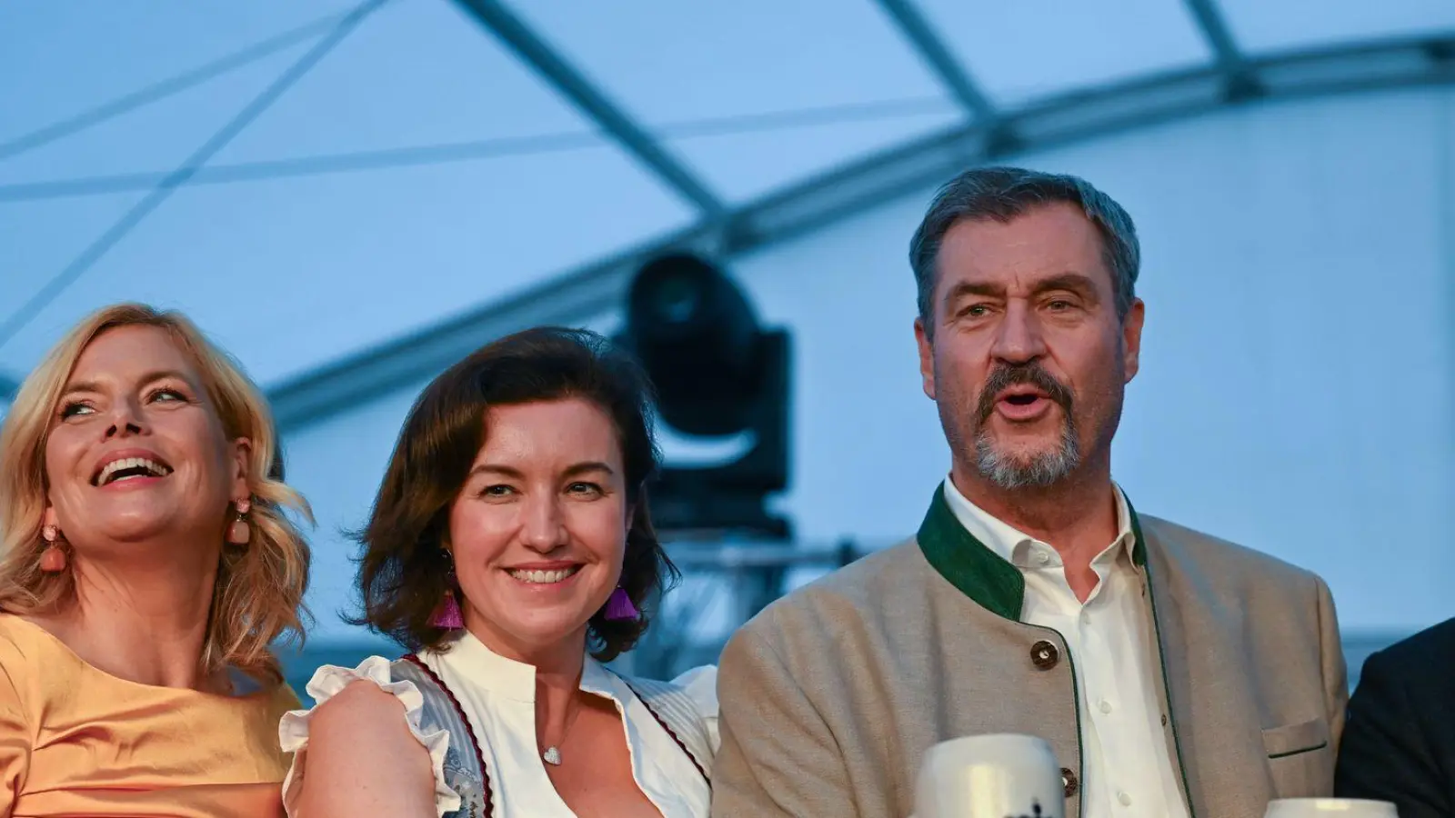 Die ersten Maßkrüge mit frisch gezapftem Oktoberfestbier gingen an die politische Prominenz (Foto: Soeren Stache/dpa)