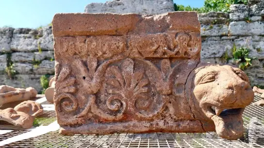 Stierköpfe, Miniatur-Tempel und viele weitere Dinge wurden ausgegraben. (Foto: Paestum Velia Archeological Park/Paestum Velia Archeological Park/AP/dpa)