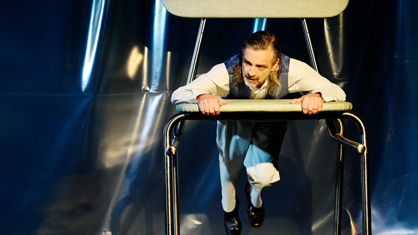 Gefangenen in seiner Sucht: der Trinker, gespielt von Frank Siebenschuh. (Foto: Jim Albright)