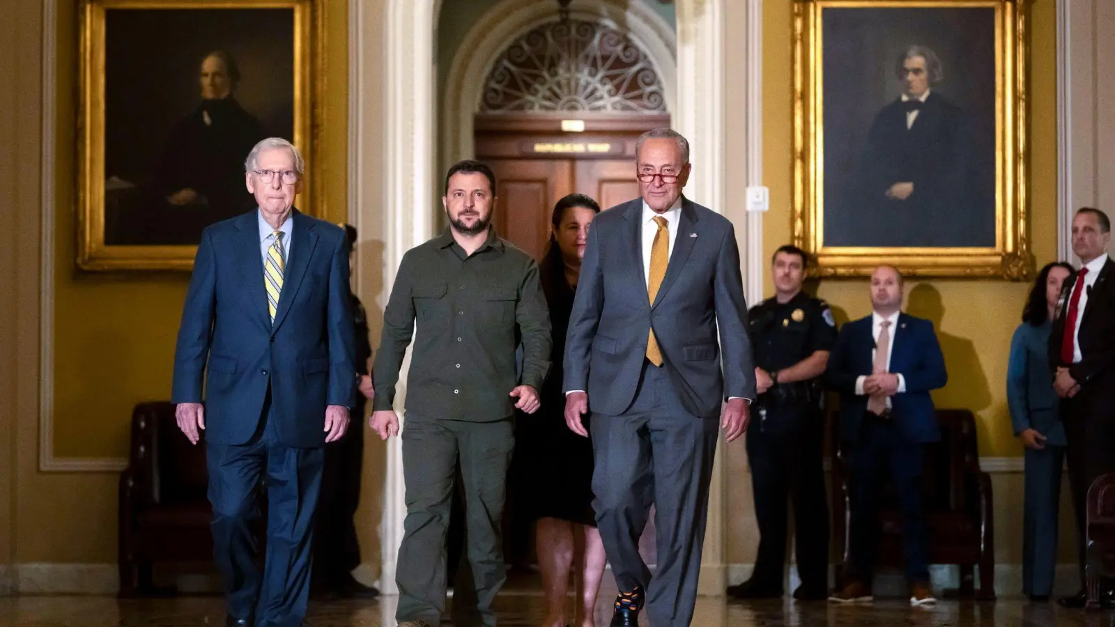 Wolodymyr Selenskyj (M) traf sich in Washington unter anderem mit Mitch McConnell (l), Minderheitsführer im Senat, und Chuck Schumer (r), Mehrheitsführer im Senat (Foto: Mark Schiefelbein/AP/dpa)