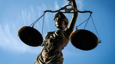 Ein Gericht wertete das bewusste Verschweigen von Einkommen durch das Kind als sittenwidrig: In solchen Fällen droht die Rückzahlung zu Unrecht erhaltener Unterhaltsleistungen. (Foto: David-Wolfgang Ebener/dpa)