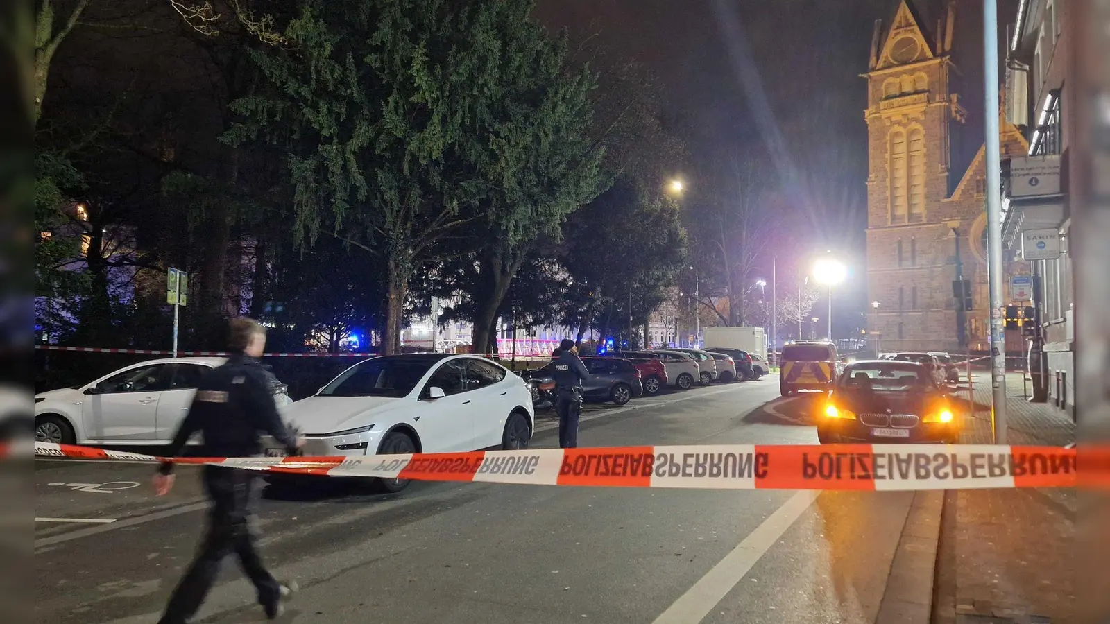 In Gießen fuhr ein Auto in eine Bushaltestelle und verletzte mehrere Menschen.  (Foto: Carolin Eckenfels/dpa)