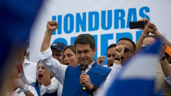 Juan Orlando Hernandez (M.), damals Präsident von Honduras, spricht bei einer Kundgebung. Im März 2022 - zwei Monate nach dem Ende seiner Amtszeit als Präsident - hat der Oberste Gerichtshof Hernandez Auslieferung an die USA bestätigt. (Foto: ---/AP/dpa)