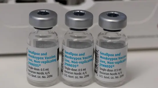 Leere Ampullen mit dem Impfstoff von Bavarian Nordic (Imvanex / Jynneos) gegen Affenpocken stehen im Klinikum rechts der Isar auf einem Tisch. (Foto: Sven Hoppe/dpa)