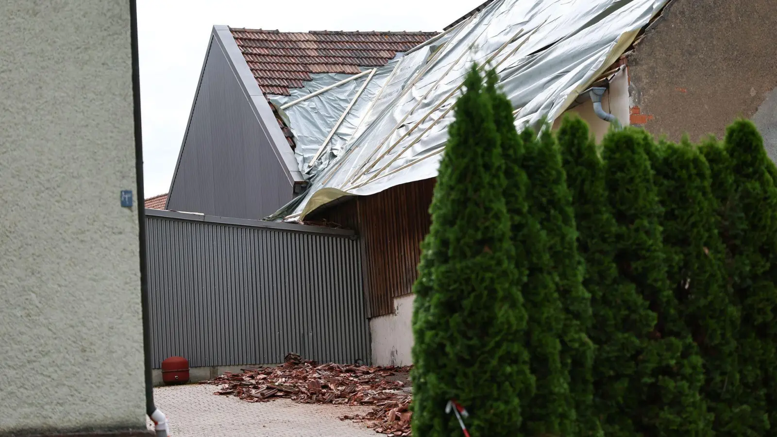 Zahlreiche Dachziegel sind durch einen Sturm in Hahnbach am Samstag von einem Dach geweht worden.  (Foto: Daniel Löb/dpa)
